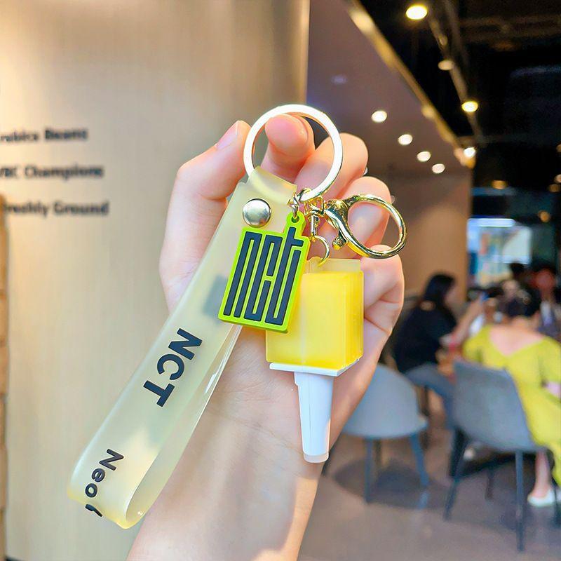 LICHTSTICKS SCHLÜSSELANHÄNGER VERSCHIEDENE KPOP-GRUPPEN