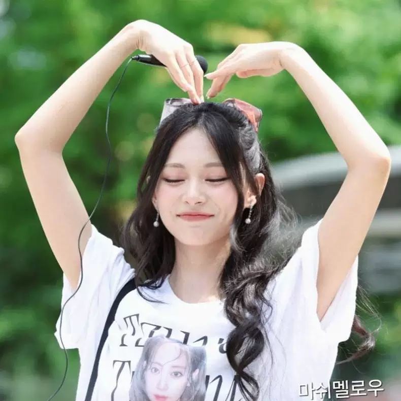 TZUYU (TWICE) 100% BAUMWOLLE SHIRT (weiß und schwarz)