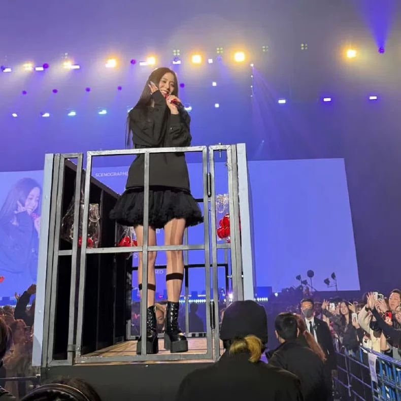 JISOO HOODIE (BLACKPINK) AMORTAGE