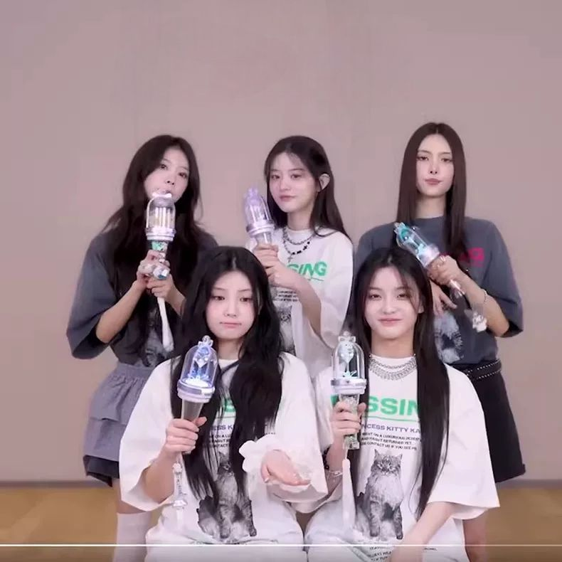 ILLIT T-SHIRT 100% BAUMWOLLE