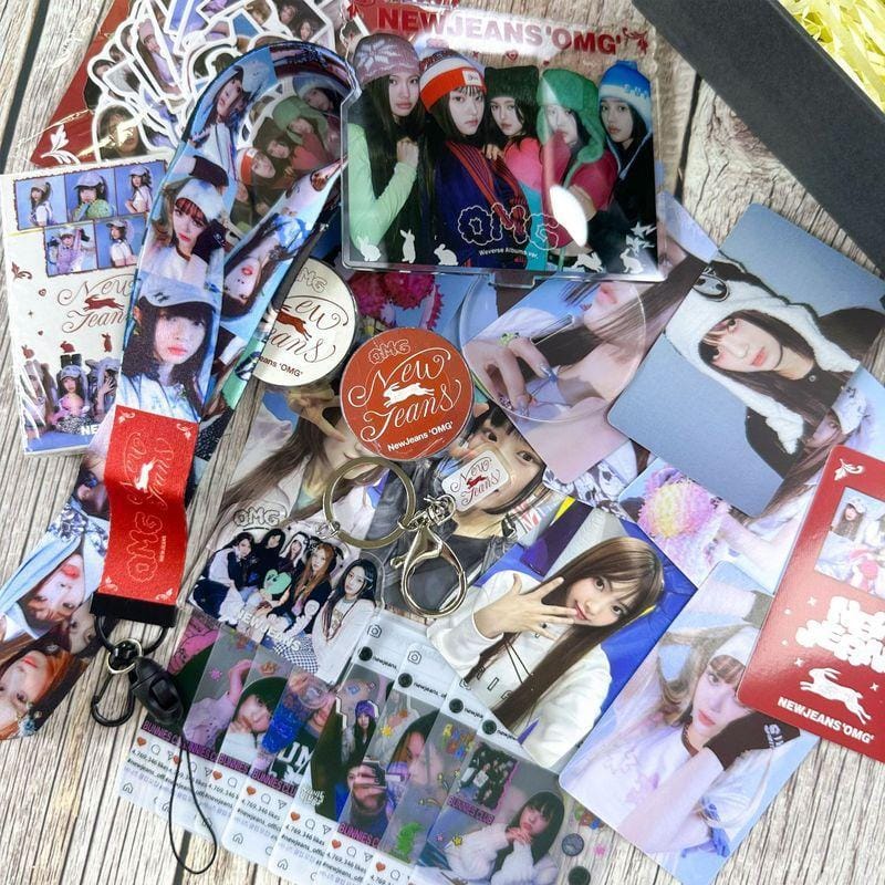 KIT 92 TEILE (60 FOTOKARTEN + 32 STICKER) NEWJEANS GET UP