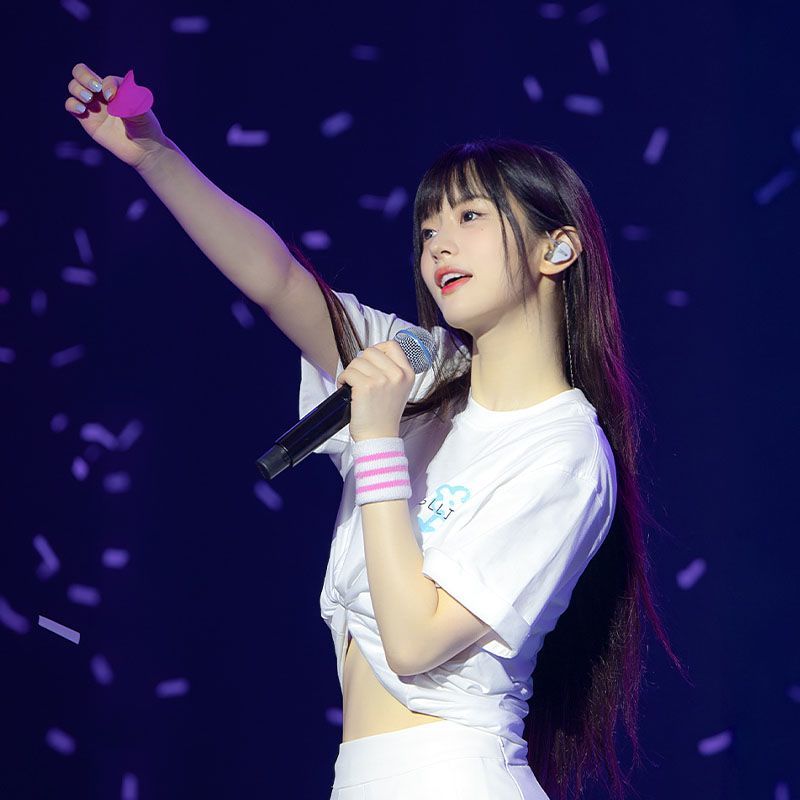 ILLIT GLITTERDAY T-SHIRT 100% BAUMWOLLE